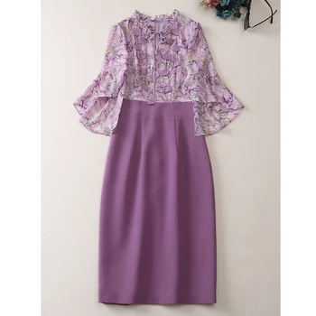 Фиолетовое прямое платье с оборками в цветочек, V-образным вырезом, вышивкой, подвесками в виде вееров, расклешенными рукавами Длиной до колен, разрезом.